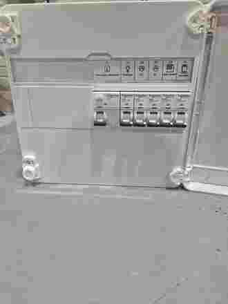 Coffret électrique compact pour logement